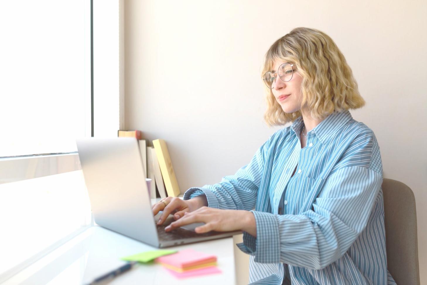 Modernes Beratungsbüro mit warmer Atmosphäre für Familien