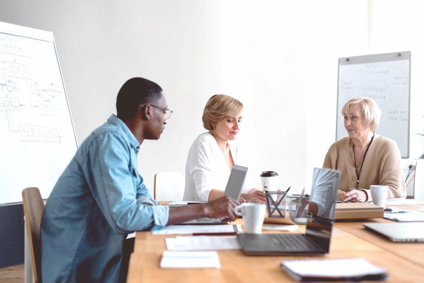Familie beim gemeinsamen Planen der finanziellen Zukunft